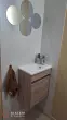 Meuble vasque et robinetterie installés dans une salle d’eau de maison neuve à Ventabren